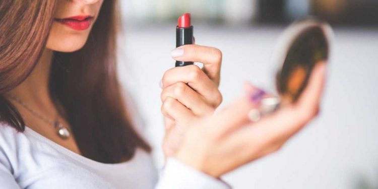 Voici comment appliquer le rouge à lèvres parfaitement et sans bavures