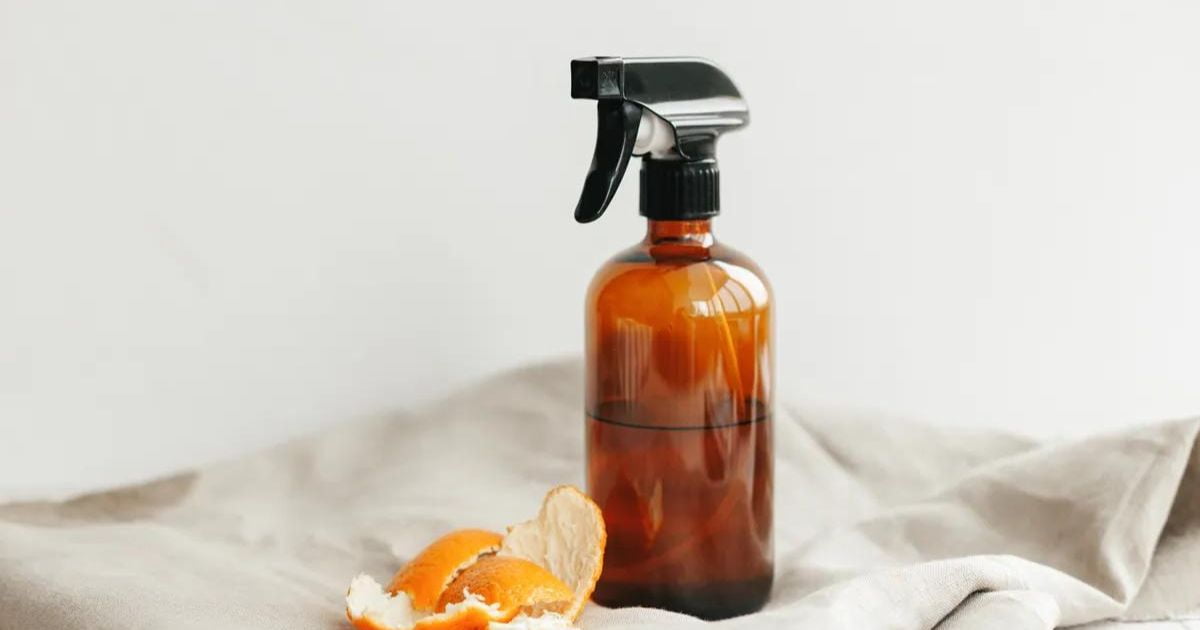 Fabriquer un spray nettoyant au vinaigre avec des écorces d'orange