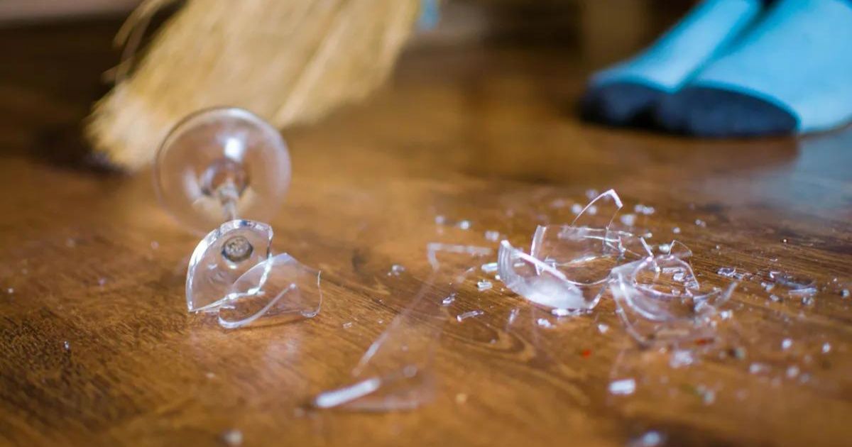 Les meilleurs moyens de nettoyer chaque éclat de verre brisé