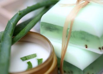 Apprenez à fabriquer du savon à l'aloe vera pour éliminer l'acné et les rides.