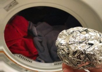 Pourquoi est-il utile de mettre une boule de papier d’aluminium dans le lave-linge ?