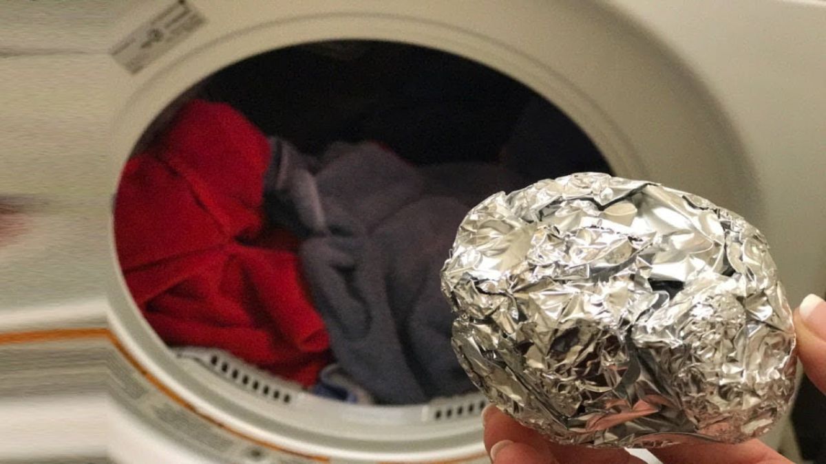 Pourquoi est-il utile de mettre une boule de papier d’aluminium dans le lave-linge ?