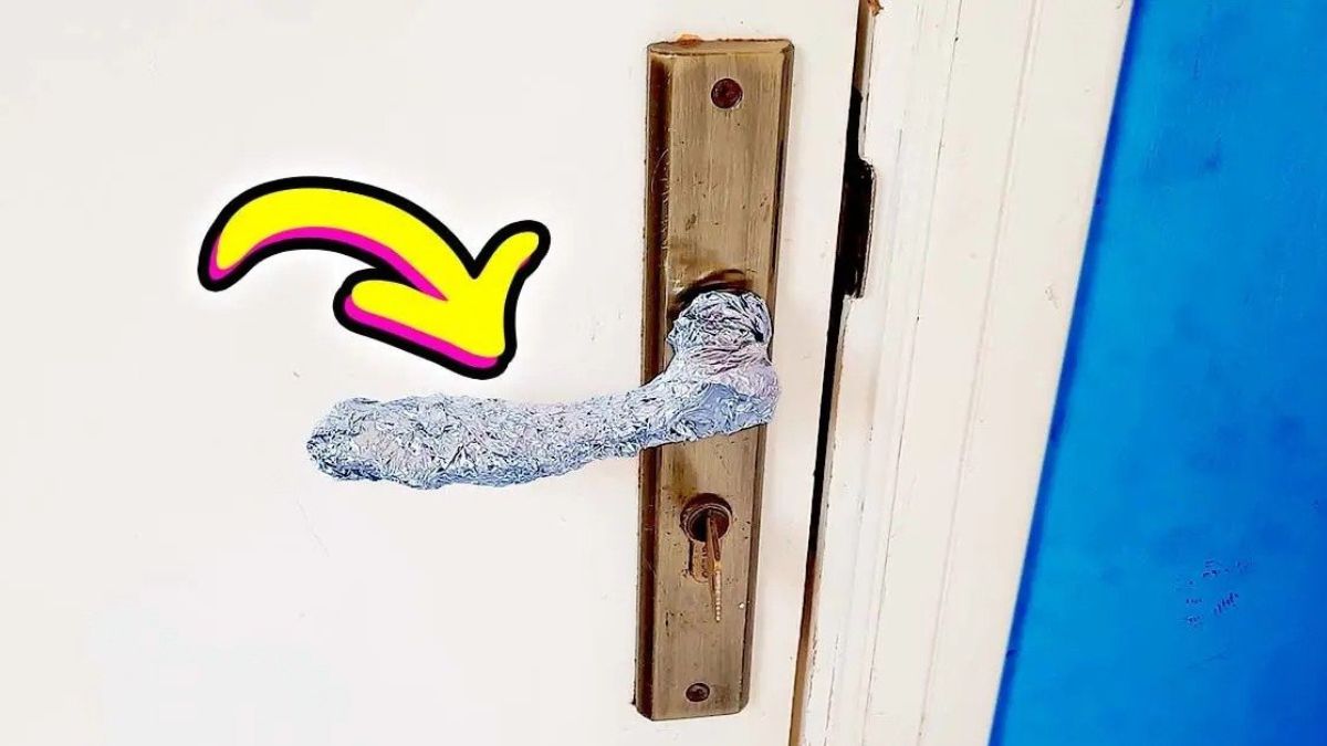Pourquoi est-il sage d'enrouler du papier d'aluminium autour de la poignée de porte ?