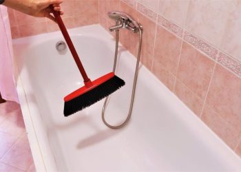 Comment nettoyer la baignoire ? Seuls deux produits courants sont nécessaires pour un aspect comme neuf