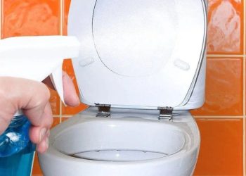 Comment nettoyer les taches jaunes dans les toilettes