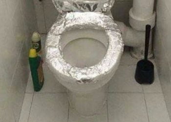 Du papier d'aluminium dans les toilettes, la vieille méthode des grands-parents : parce qu'il est très important de le faire