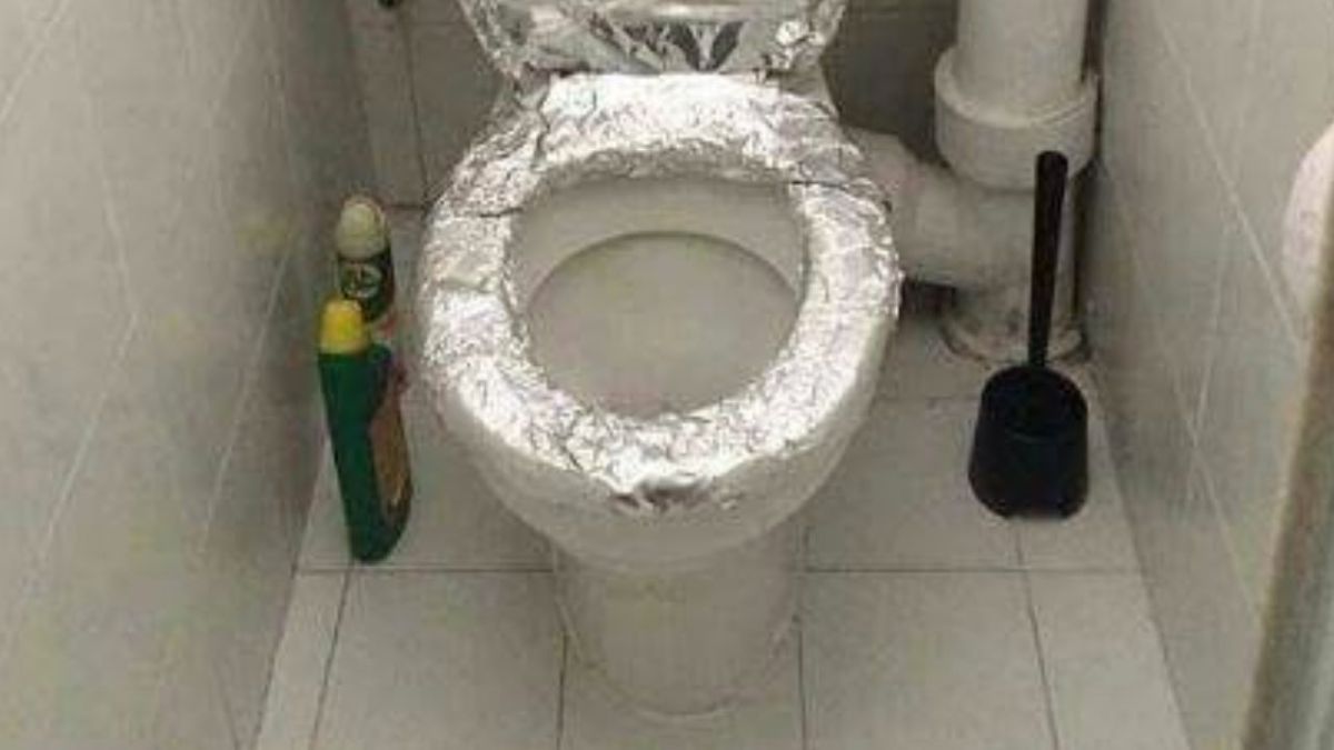 Du papier d'aluminium dans les toilettes, la vieille méthode des grands-parents : parce qu'il est très important de le faire