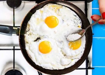 Pourquoi faut-il désormais mettre de la farine dans la poêle avant de préparer les œufs ? L’astuce qui change tout