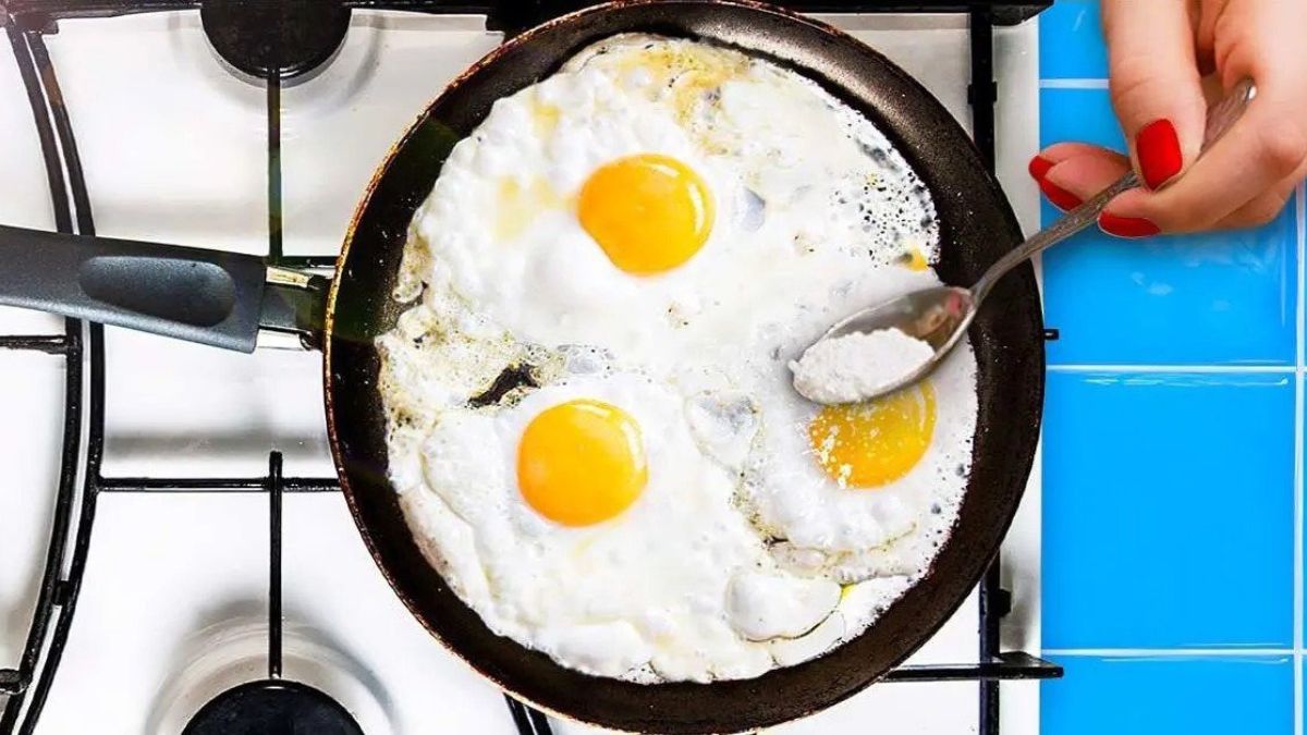 Pourquoi faut-il désormais mettre de la farine dans la poêle avant de préparer les œufs ? L’astuce qui change tout