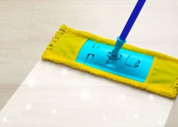 Que faut-il ajouter à l’eau du nettoyage du sol pour avoir moins de poussière à la maison ?