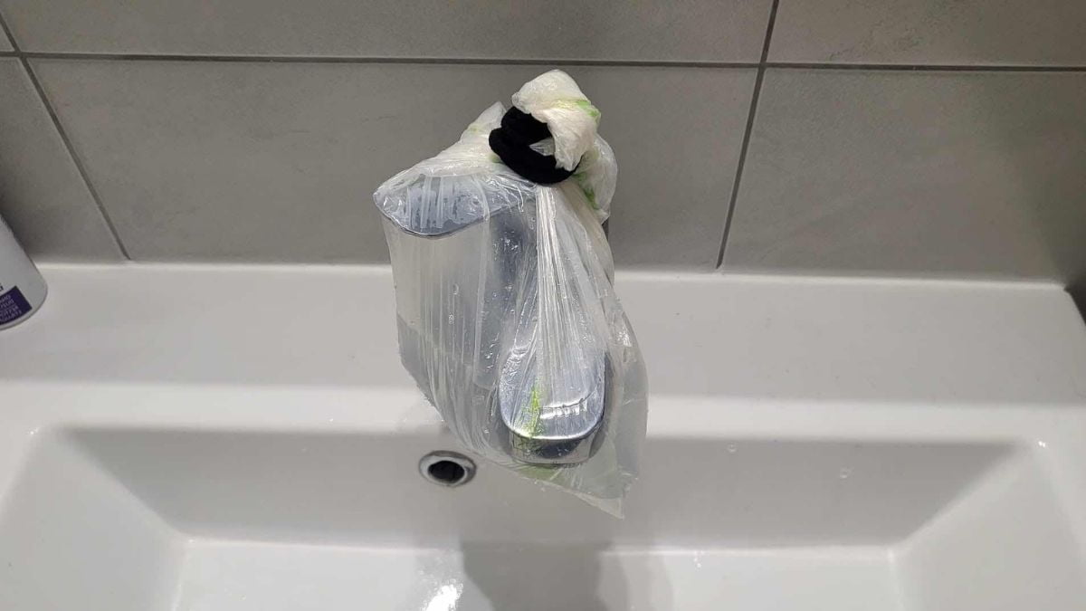Enroulez un sac sur votre robinet et résolvez un problème très courant