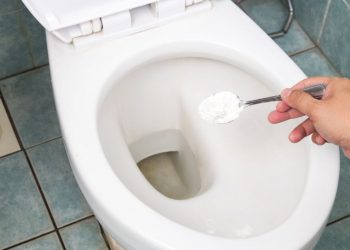 Comment nettoyer les toilettes avec du bicarbonate de soude?