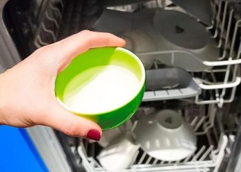 L’astuce du bol : une méthode à 10 centimes pour nettoyer et éliminer toutes les mauvaises odeurs du lave-vaisselle