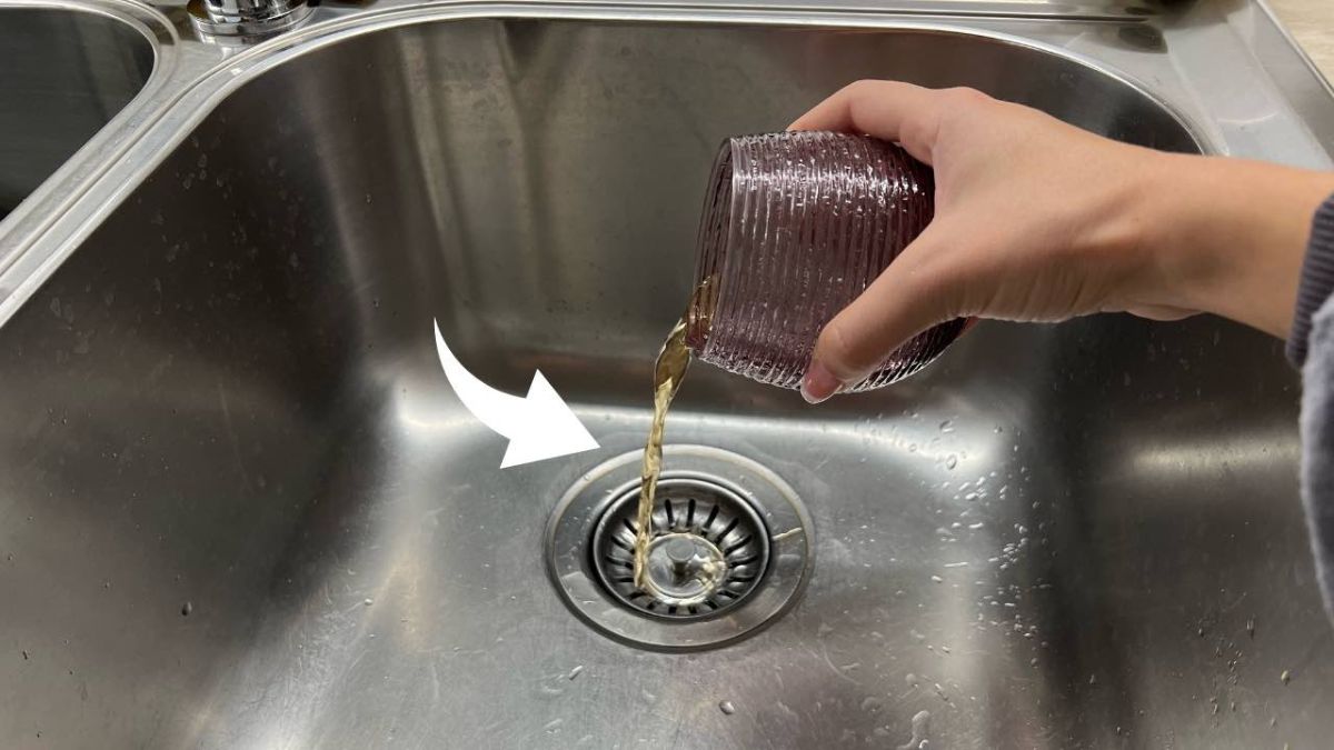 Versez du vinaigre blanc dans l'évier une fois par mois