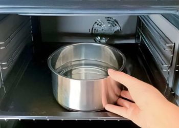 La méthode magique de casserole pour un four bien propre