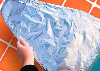 comment-repasser-plus-vite-avec-lastuce-du-papier-aluminium